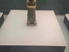 青瓷女俑-荆州博物馆