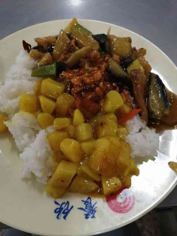 哈理工大学-西区2食堂-"刚到理工,吃了一年多了,菜品可以,不错,.
