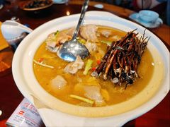 歇力茶炖猪脚-头上红煨盐鸡乡村食府