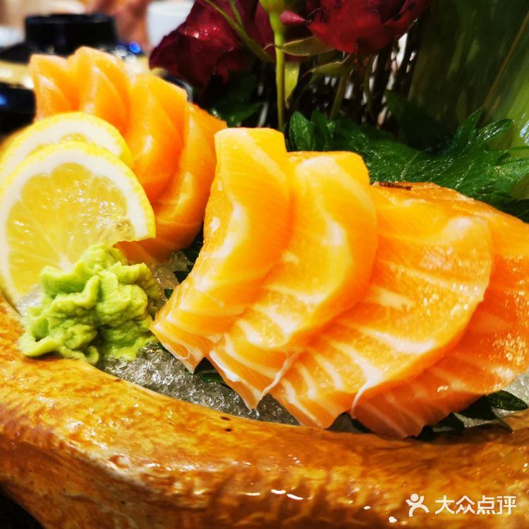 位于虹悦城负一楼沃尔玛超市入口的一家店，位置还是比较