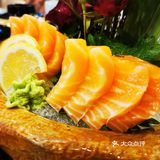 位于虹悦城负一楼沃尔玛超市入口的一家店，位置还是比较