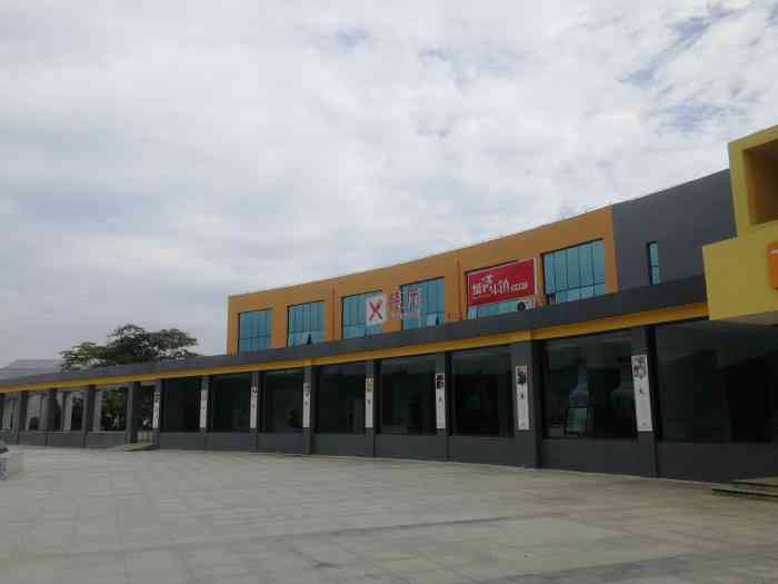 月亮湖服务区-停车场-"对,月亮湖服务区是在景德镇附近的一个服务.