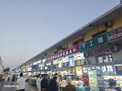 -布尔津河堤夜市
