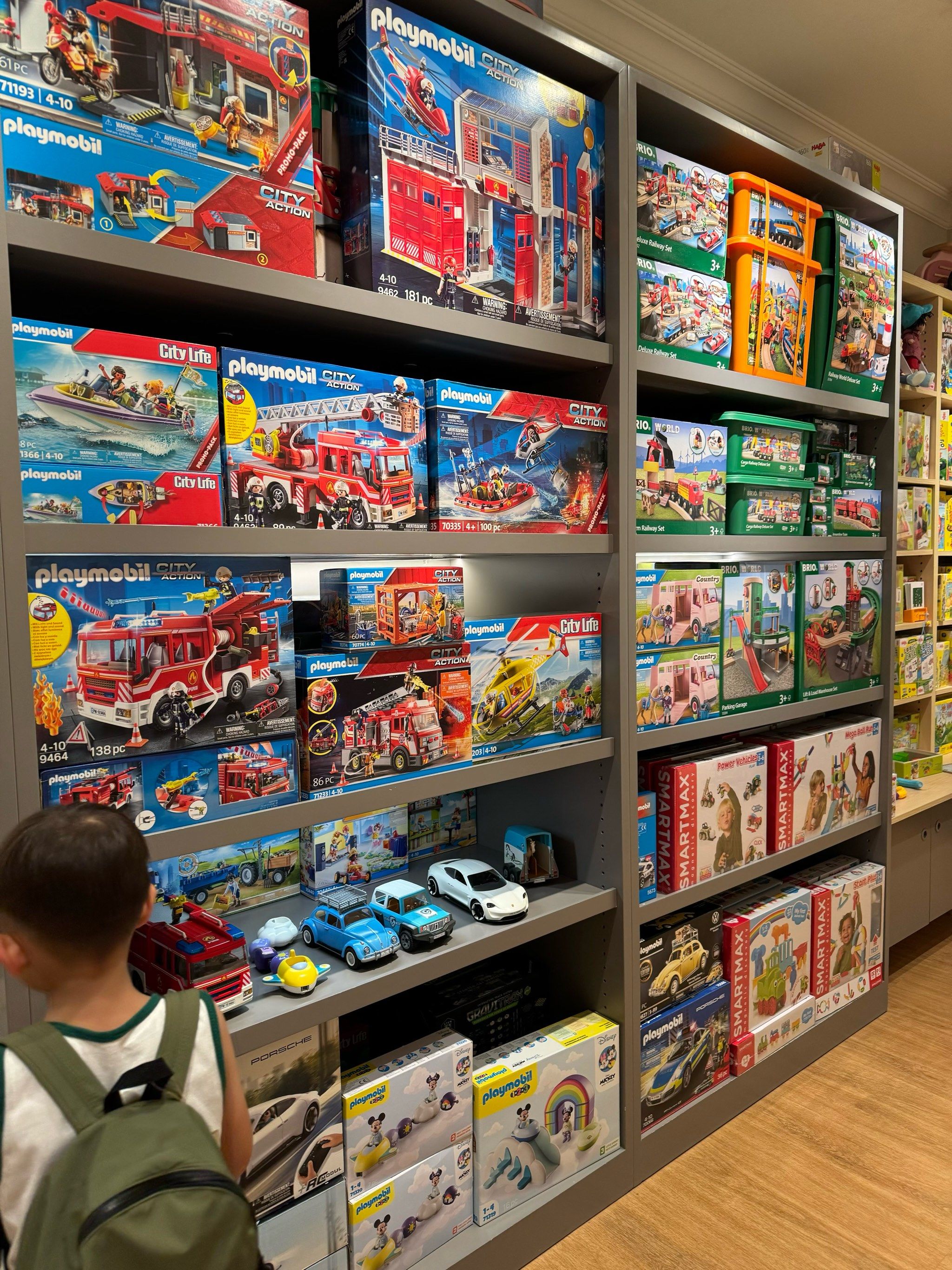 一家法国玩具店,里面的玩具也非常童趣,毛