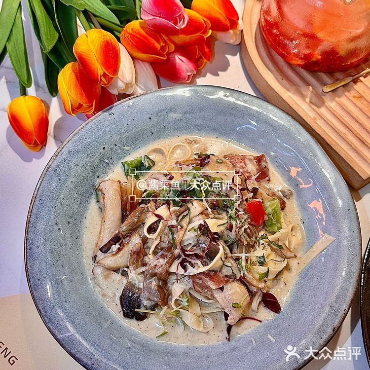 一起去满满的春日氛围感餐厅感受下郁金香🌷