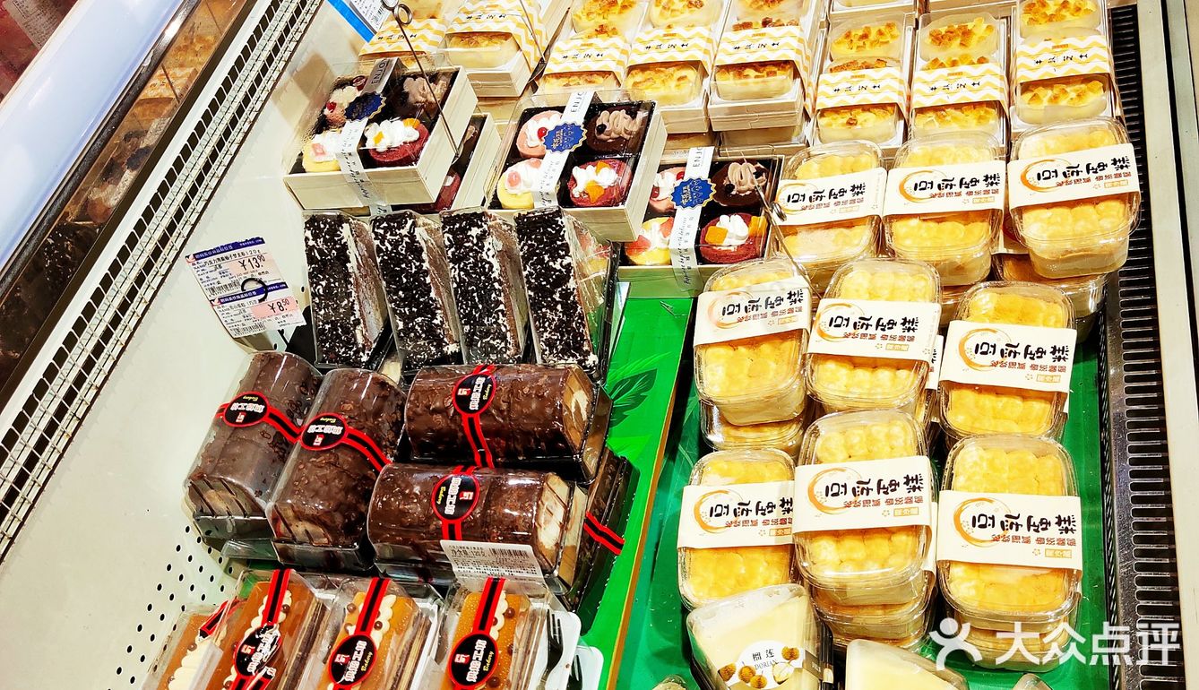 紧紧追随贴标签的店员[加油]