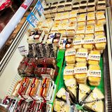 紧紧追随贴标签的店员[加油]