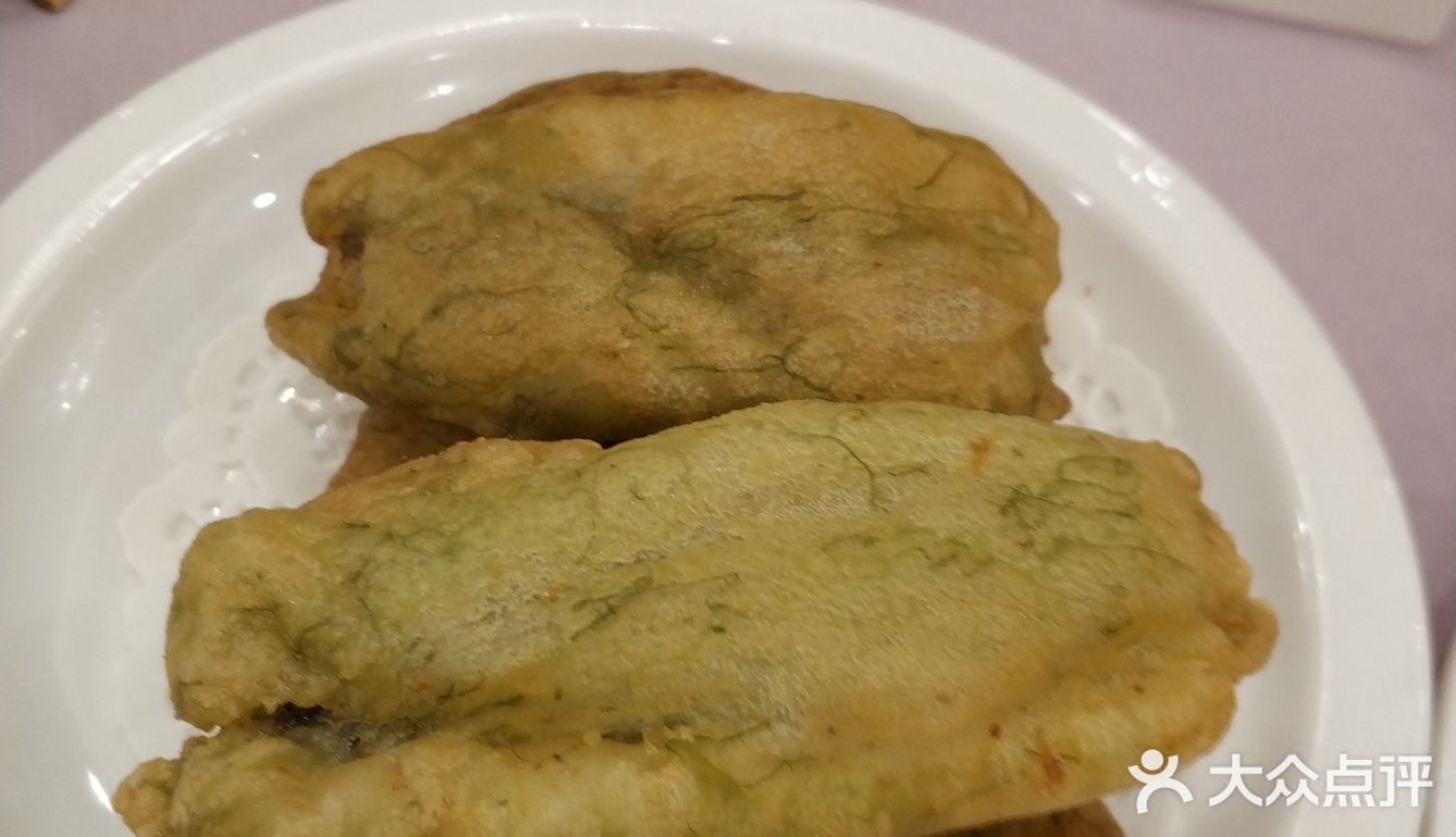 肉质紧实，好吃。叉烧酥我的最爱，外皮酥软