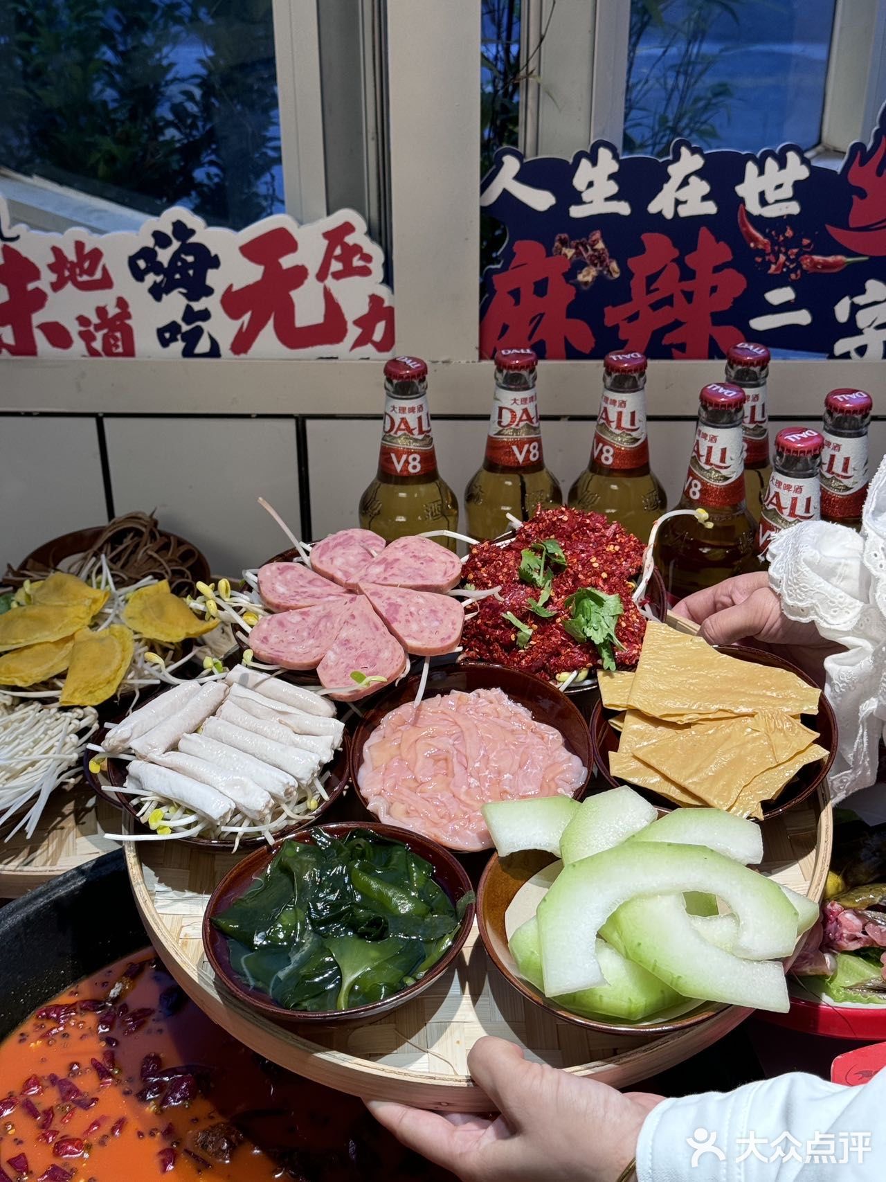 聊聊天喝喝酒好巴适 简直就是年轻人的深夜食堂