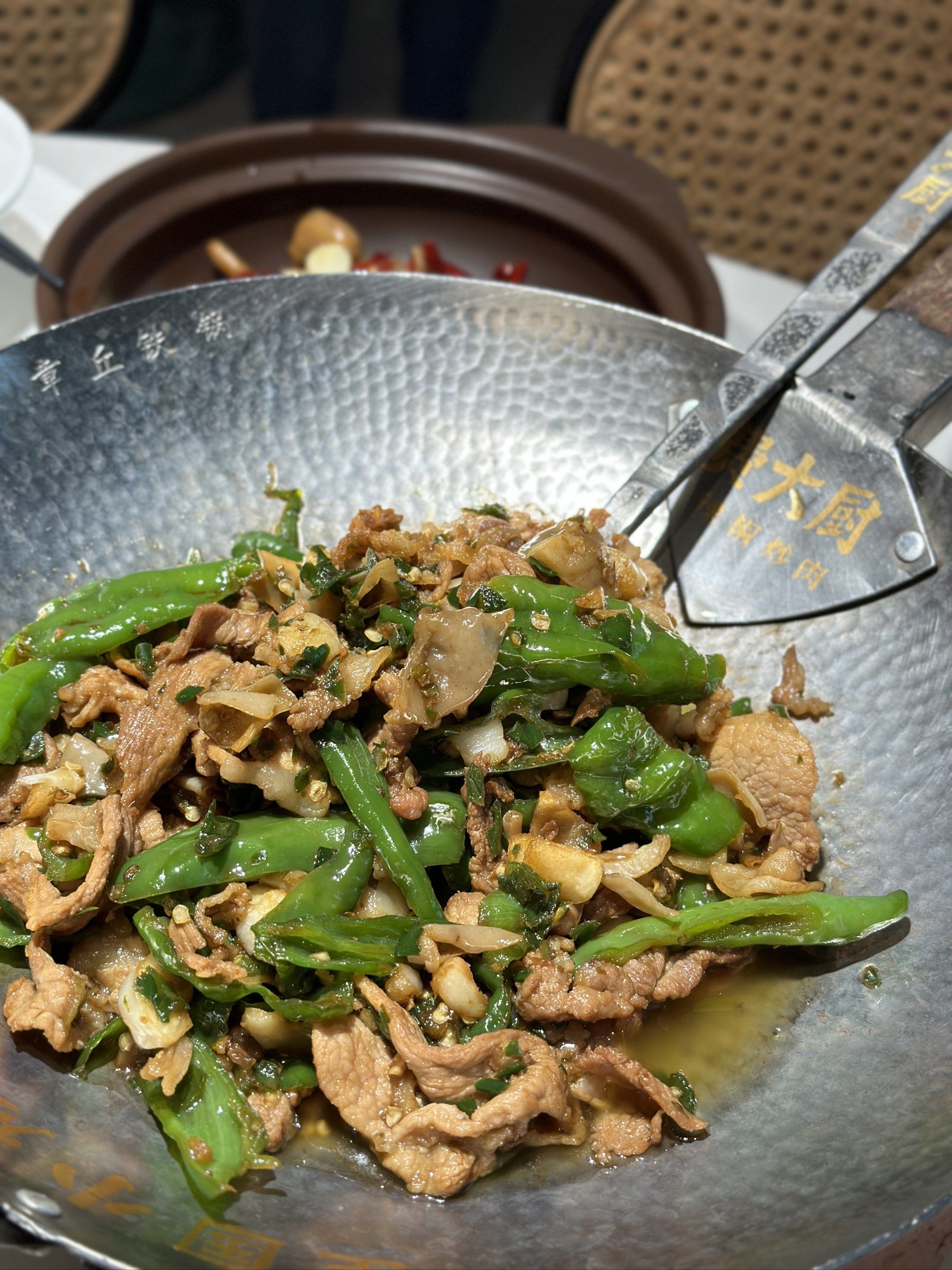 路过突然让我闻到勾起小馋虫 | 辣椒炒肉