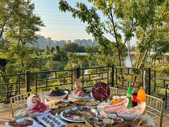 -茅草房·河畔园林火锅