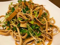 豆腐皮拌香椿苗-老牌坊鲁菜名店(宽厚里店)