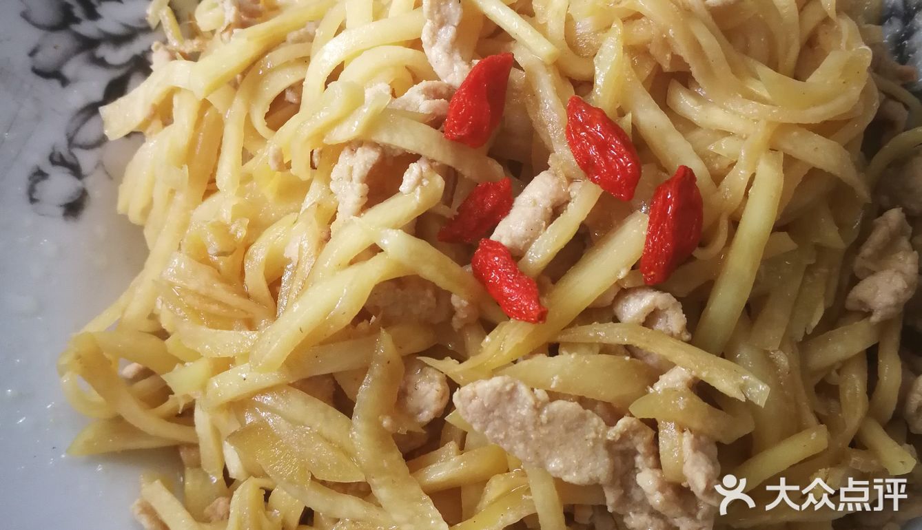 将瘦肉切丝，在锅中炒至半熟，装盘备用