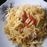 将瘦肉切丝，在锅中炒至半熟，装盘备用