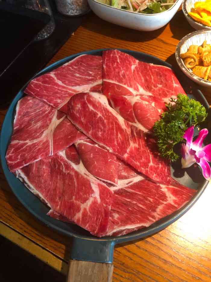 牛前胸肉真的好嫩服务员小姐姐为我们烤着肉薄薄的肉再沾上烤肉酱海鲜