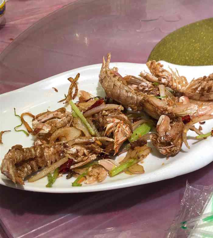 我们是晚上来的里里外外都坐满了人,海鲜品种很全而且很新鲜味道也不