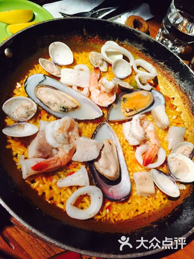 西班牙海鲜饭配藏红花