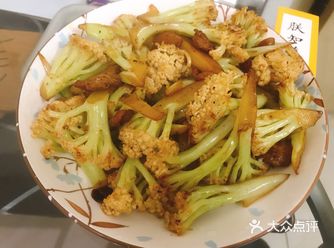 煸炒菜花真的是个体力活  菜花有抗癌防癌，提高免疫力