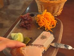 No1&nbsp;自家鹅肝酱配酸菜和冈冈法棍-羽深肉铺 Steak & Wine