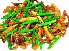 鹿茸菌炒猪颈肉-巧庆楼·茶膳