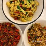 鲁哥饭店富兴店在繁华的商业mall复刻出当年三角花园文运街巷