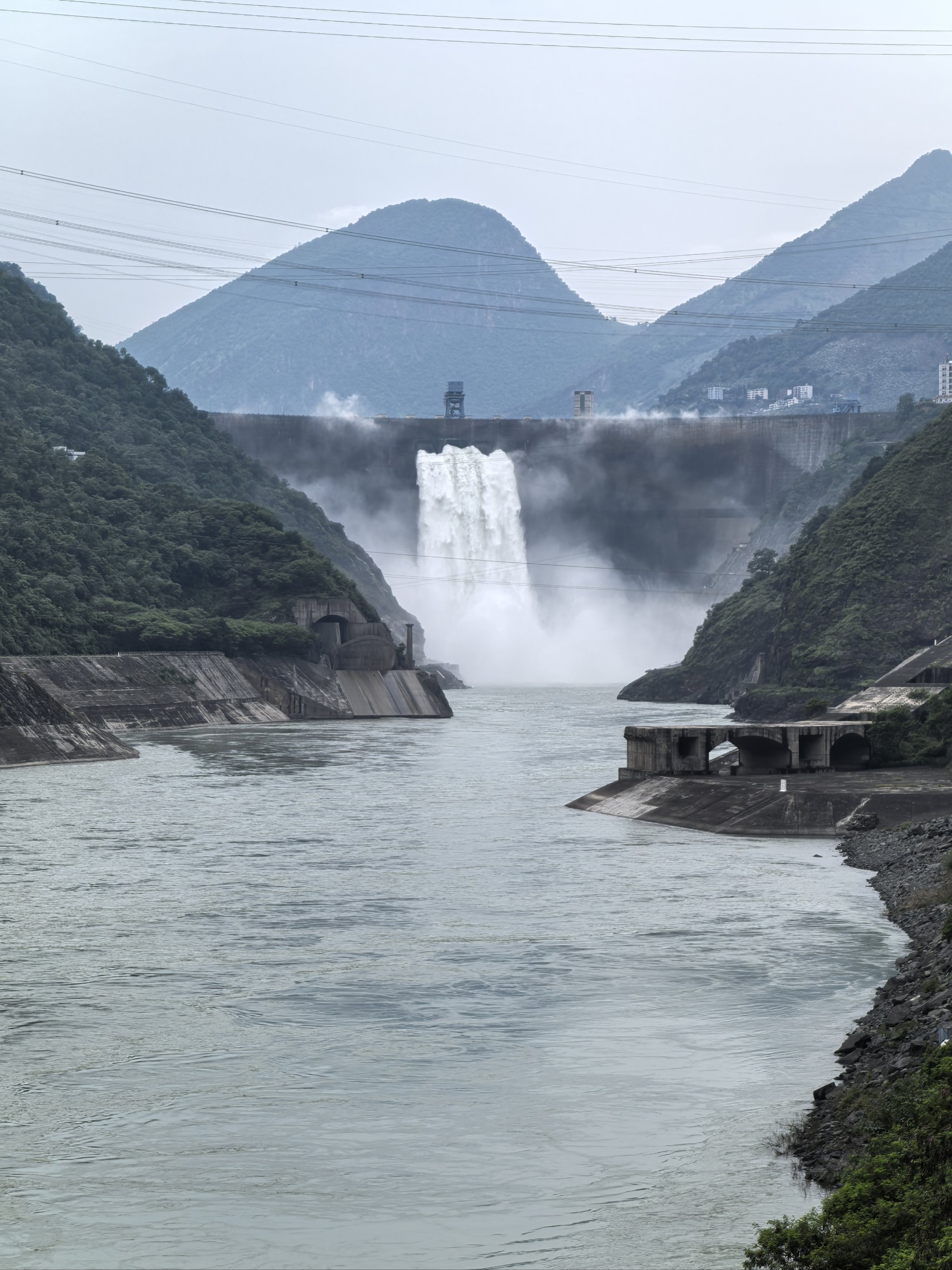 二滩水电站泄洪图片