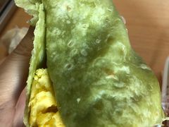 手握元气卷饼-中粮丰通（北京)食品有限公司
