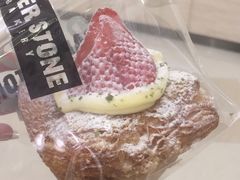 草莓吉士丹麦酥杯-PAPER STONE BAKERY(天环店)
