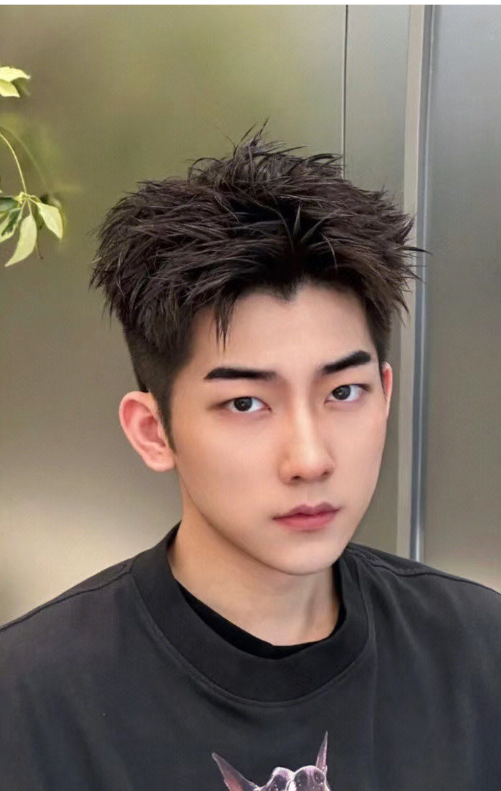 每一个精心夹起的弧度,都似在诉说对传统束缚的挑战.#男士发型