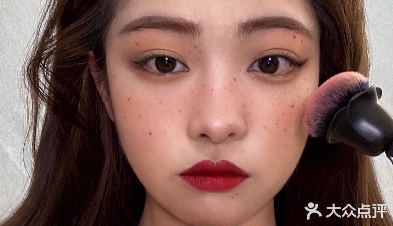 Jennie复古雀斑仿妆  | 这种红唇妆好显嫩哦