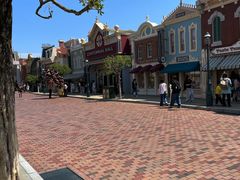 -小镇影院迪士尼小熊Duffy与他的朋友合影地