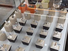 -万物奢潮中古奢侈品(青岛店)