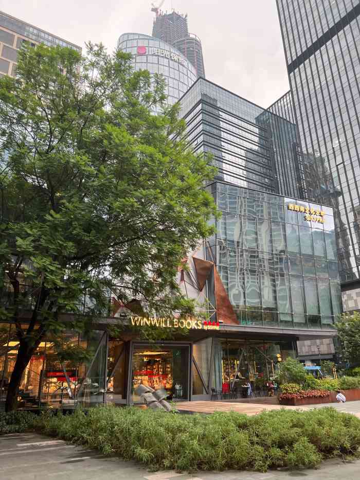 问闻书店(西西弗总部概念店)-"整体布置比较大,区域分类都比较多,应该