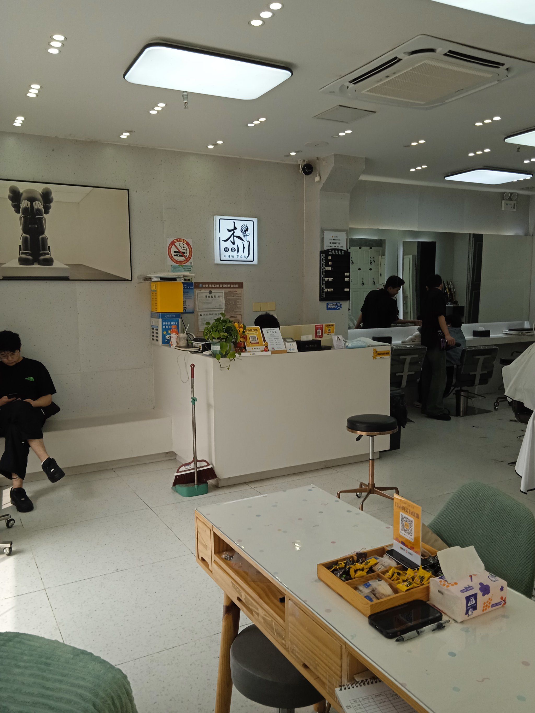 n    店里还养了只咪咪,看着挺温顺的,#美容美发打卡圣地