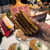 作为北京老字号铜锅涮肉品牌，他家主打传统老北京风味