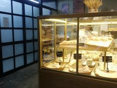 面包甜点陈列柜-啊噗吐呦现场烘焙(麦凯乐店)