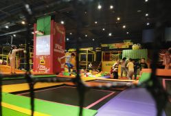 -蹦蹦跳跳(新奥购物中心店)