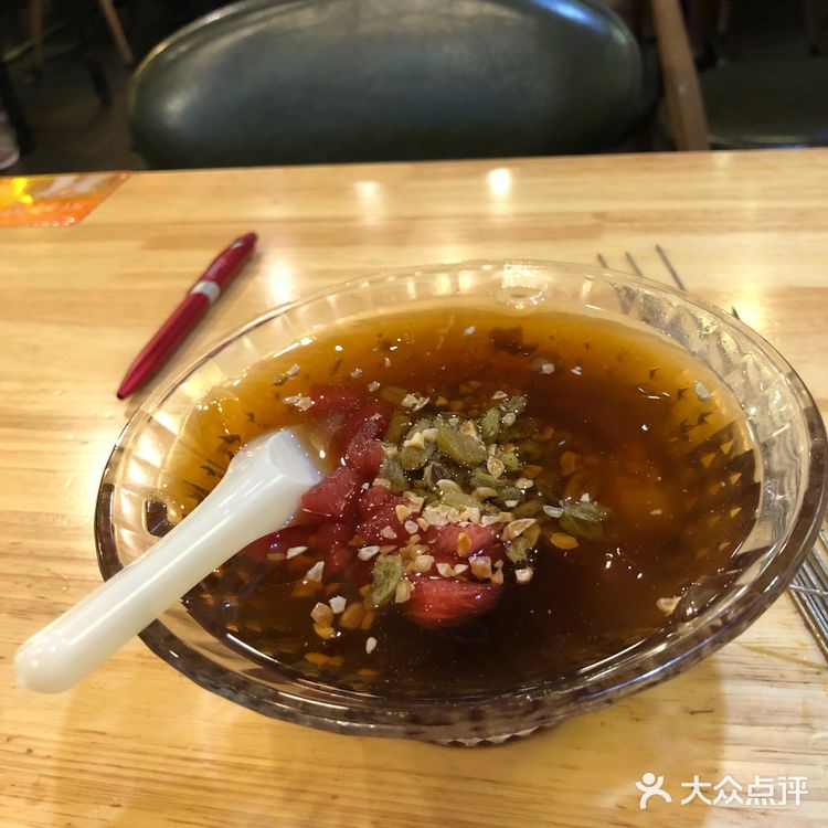 夏氏砂锅斜对面，很容易找