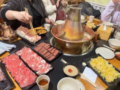 酸菜黑猪肉锅-果松木炭酸菜铜火锅·外婆参鸡汤