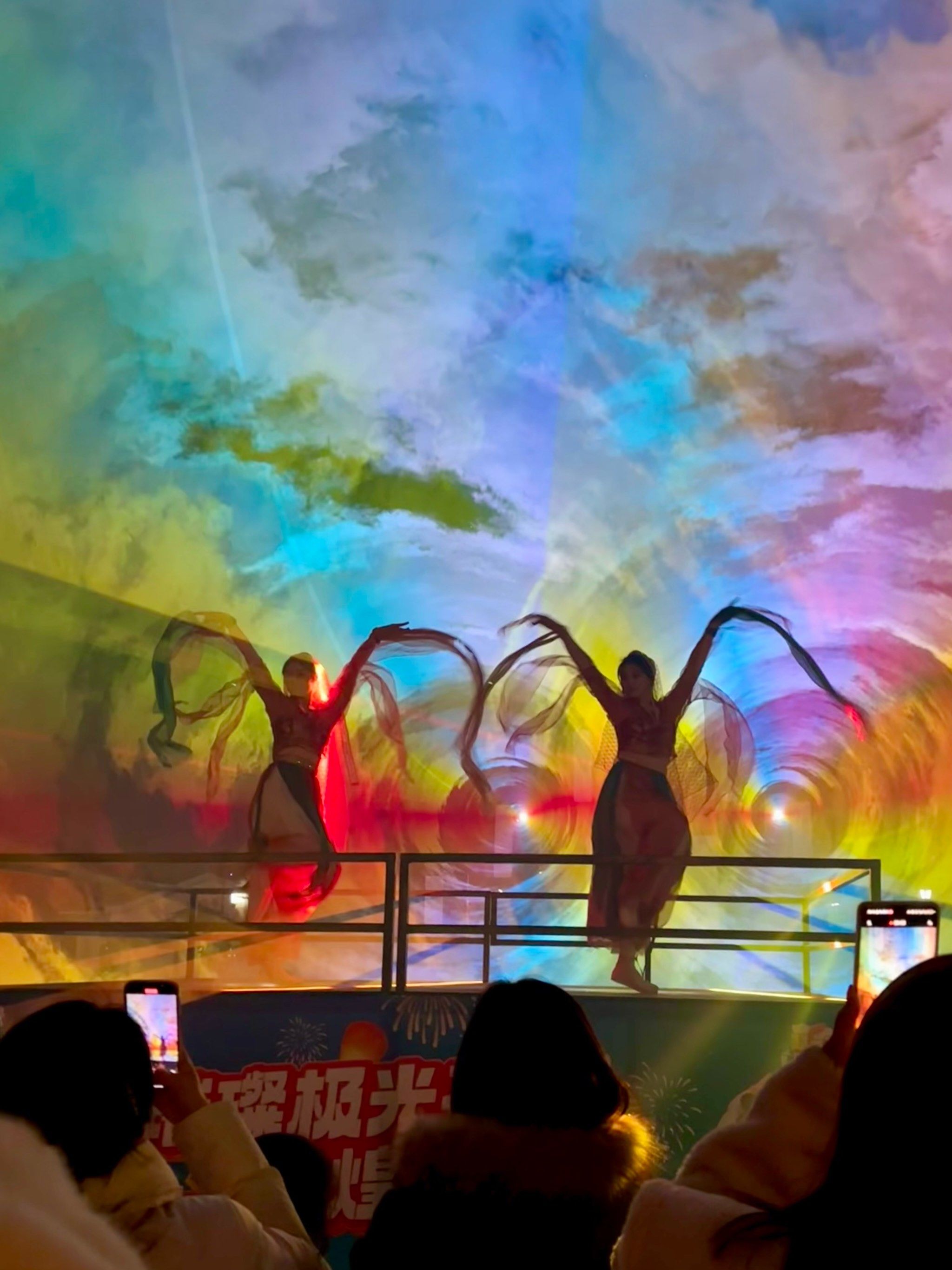 感受到古代君王的待遇了
这谁顶得住啊🫢
极光秀配上敦煌飞天舞