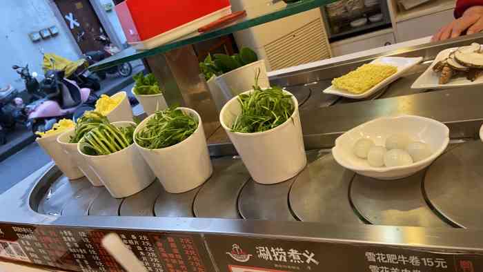 涮捞煮义(斗富三桥店"公司旁边的小火锅店,每每路过都是满座,今.