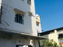 -Lake Shore Hotel & Restaurant