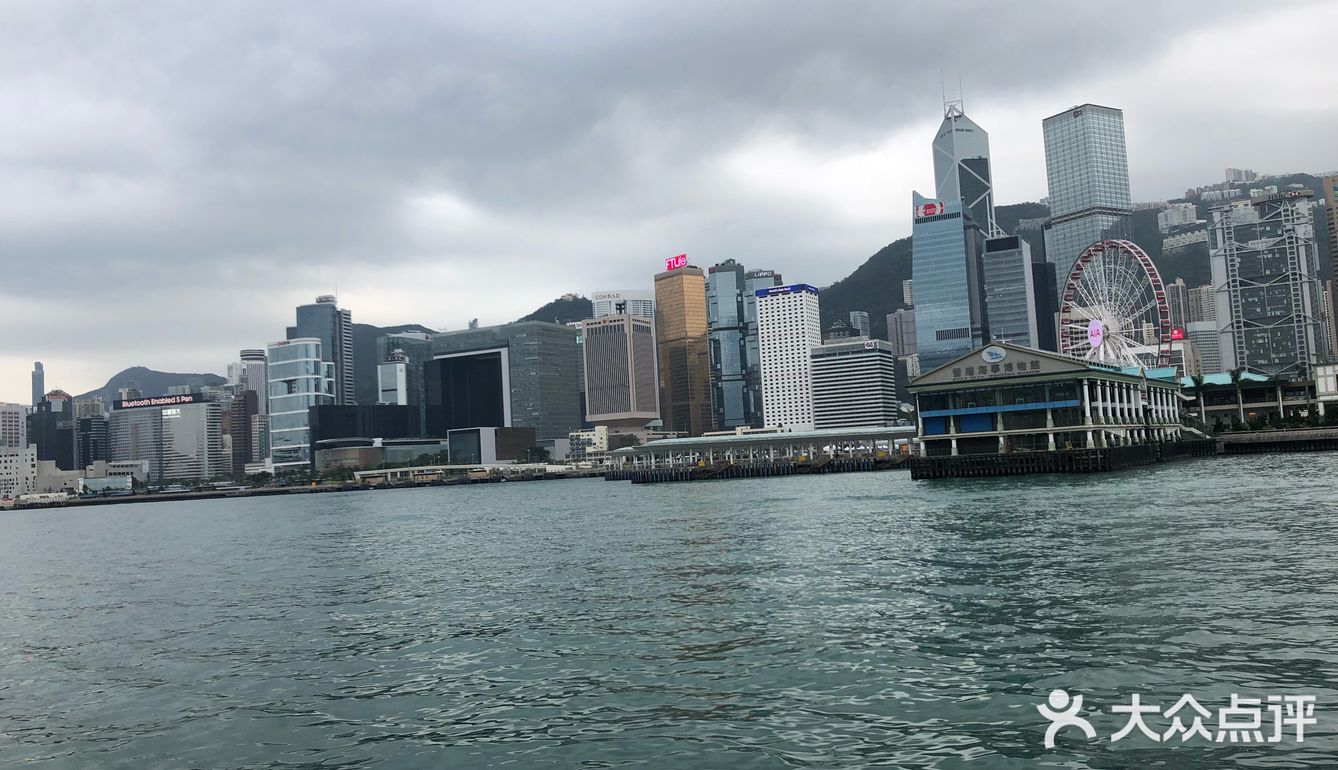 人不多坐在靠窗的位置美景一览无余，吹着海风非常惬意