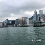 人不多坐在靠窗的位置美景一览无余，吹着海风非常惬意