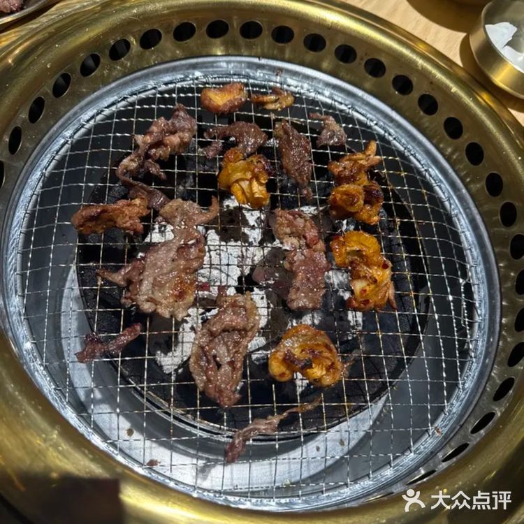 牛肉粒与菠萝组合创新搭配,果香中和油腻感