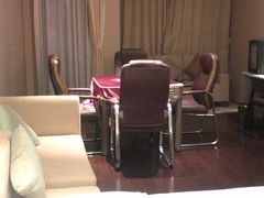 电动麻将桌，左边窗帘后有一个小阳台-曙光薇酒店(南京夫子庙老门东店)