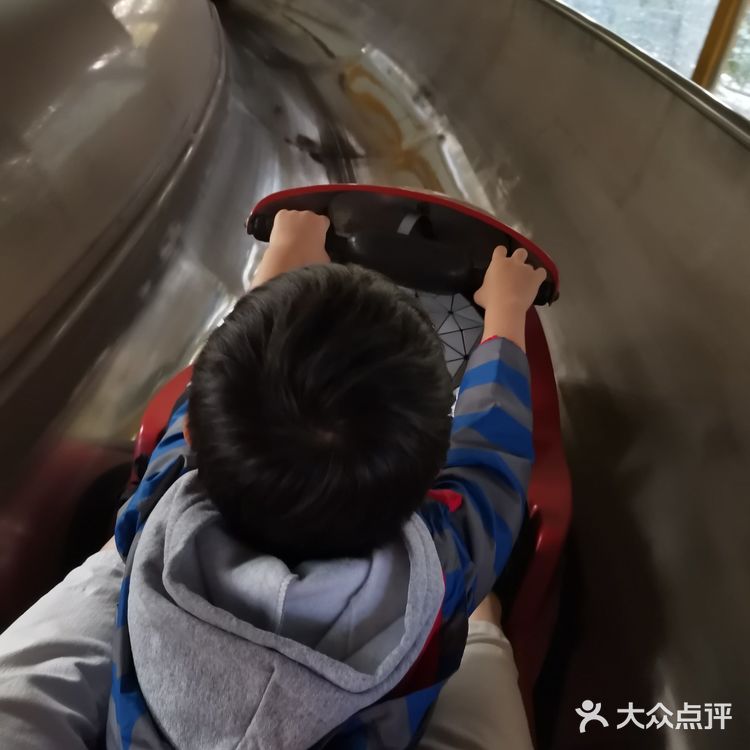 自己控制速度。一开始担心控制不好撞到别人