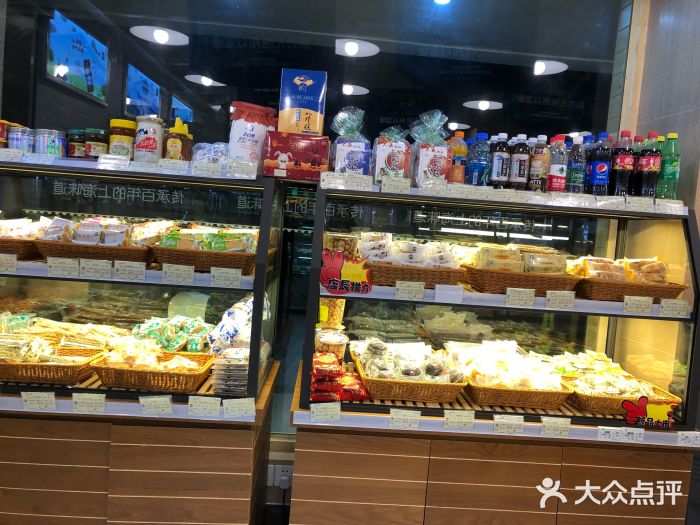光明牛奶棚(南泉店)面包甜点陈列柜图片