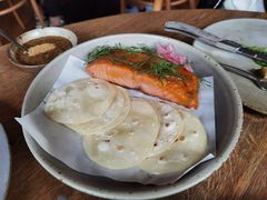 烟熏三文鱼配烤饺子皮和芥末籽酱-BOR Eatery(安福路店)
