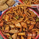 小心掉到衣服！里面竟然满满都是鲜羊肉，还流汁！